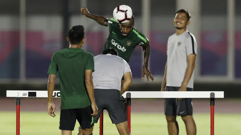 Pemain Timnas Indonesia, Greg Nwokolo, menyundul bola saat latihan. (Bola.com/M. Iqbal Ichsan)