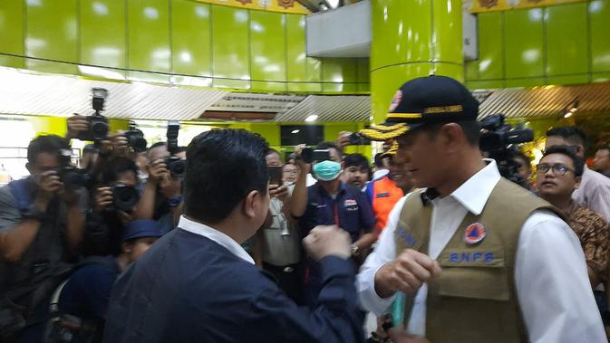 Menteri BUMN Erick Tohir, Kepala BNPB Doni Mordano melakukan tinjauan bersama untuk penyemprotan desinfektan dalam upaya pencegahan penularanan virus Corona atau Covid-19 di Stasiun Gambir, Jakarta Pusat. (Foto: Ika Defianti)