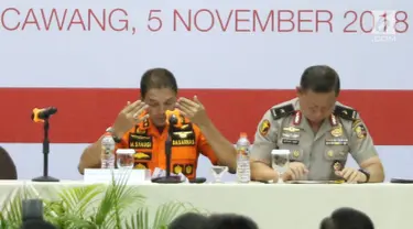 Kepala Basarnas Marsekal Madya Muhammad Syaugi mengusap wajahnya saat memaparkan evaluasi proses evakuasi Lion Air JT 610 di hadapan keluarga korban di Krisis Center di Jakarta, Senin (5/11). (Liputan6.com/Immanuel Antonius)