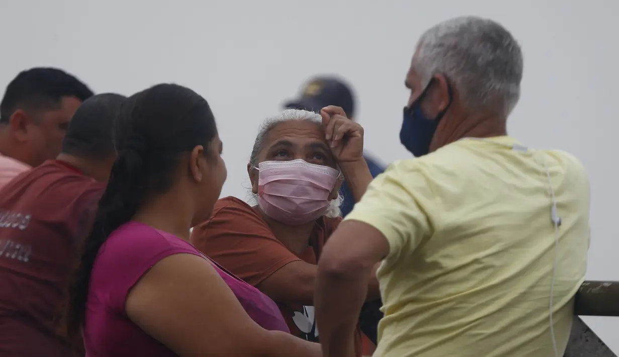 Selama enam minggu terakhir, Manaus dan kota-kota lain di negara bagian Amazonas sesekali diselimuti oleh asap tebal, sehingga sulit untuk bernapas. (AP Photo/Edmar Barros)