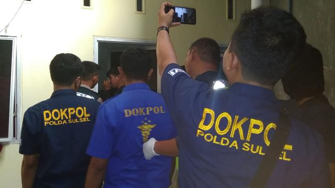 Tim Dokpol mendatangi kamar tempat ditemukannya bocah dua tahun yang memeluk jenazah ibunya selama dua hari (Fauzan/Liputan6.com)