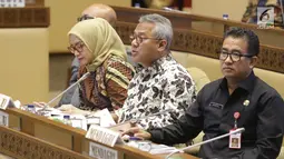 Ketua KPU, Arief Budiman (tengah) saat mengikuti rapat kerja/rapat dengar pendapat dengan Komisi II DPR di Kompleks Parlemen, Jakarta, Kamis (26/9/2019). Rapat membahas evaluasi Pemilu 2019 dan persiapan Pilkada Serentak 2020. (Liputan6.com/Helmi Fithriansyah)