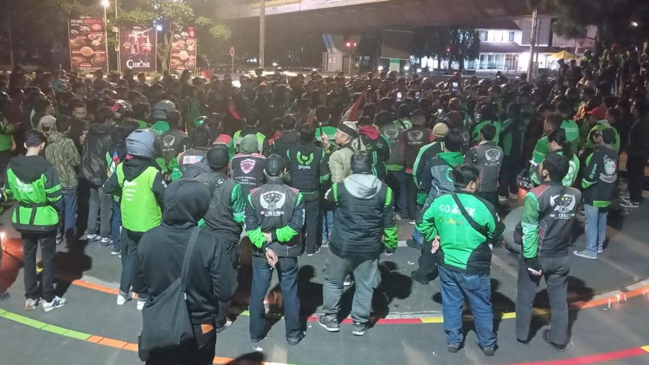 Solidaritas Tanpa Batas, Ojol Bandung Gelar Doa dan Lilin untuk Rekan yang Gugur di Jakarta