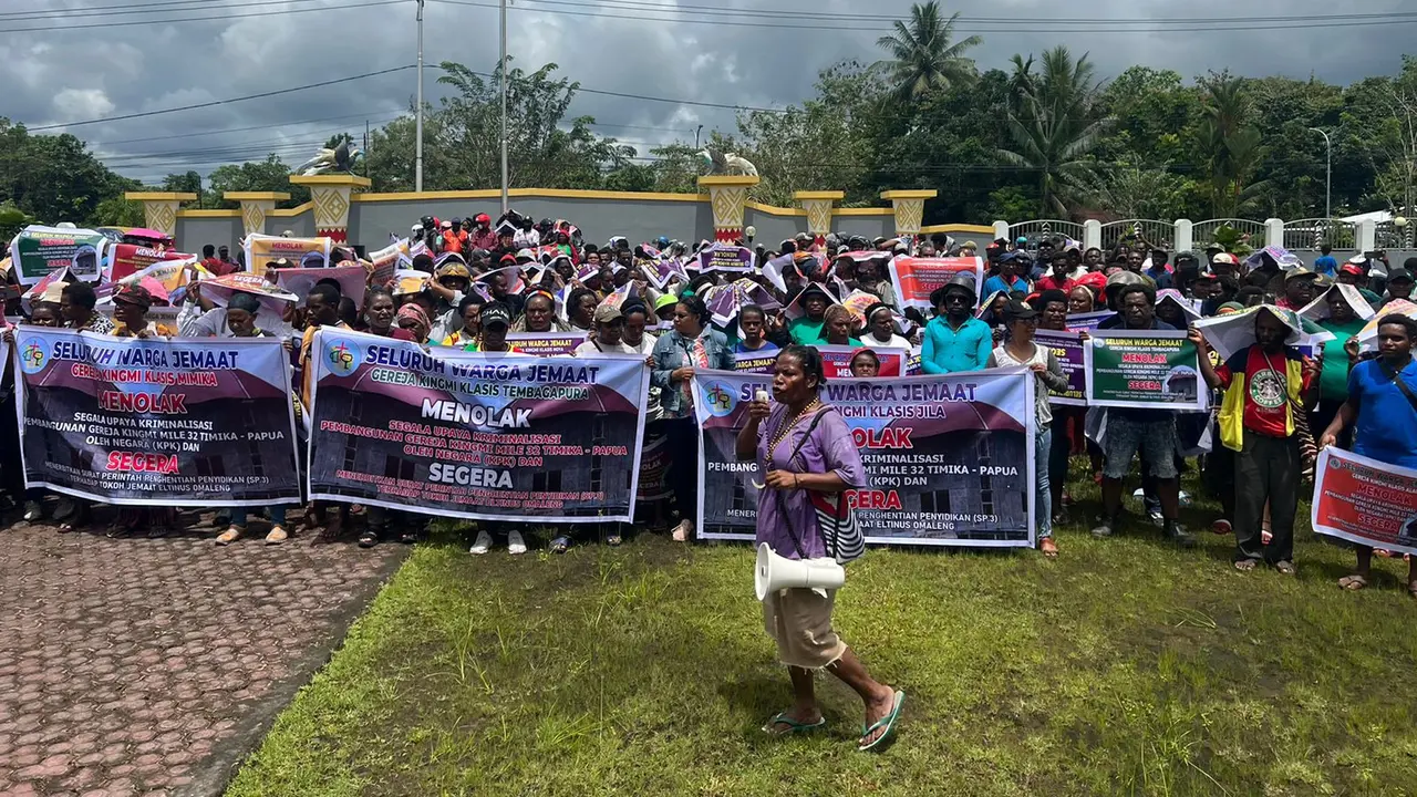 Jemaat Gereja Kingmi Mile 32 menyambangi Kantor DPRD Kabupaten Mimika, Selasa (6/9/2022) (Istimewa)