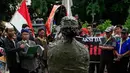 Seorang pengunjukrasa dari Aliansi Masyarakat Peduli Tata Ruang Yogyakarta megelar aksi teatrikal  manusia semen di Gedung DPRD DIY, (29/2). Mereka menuntut keseimbangan dalam fungsi dan kepemilikan ruang dengan masyarakat. (Liputan6.com/Boy Harjanto)