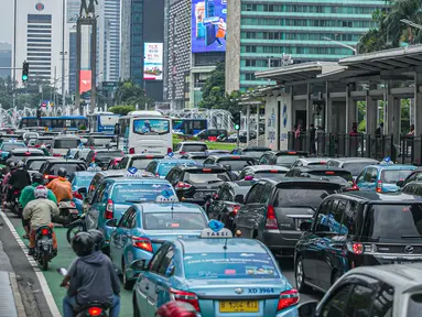 Sejumlah kendaraan terjebak kemacetan di Jalan MH Thamrin, Jakarta, Kamis (15/4/2021). Penumpukan kendaraan pada jam menjelang buka puasa menyebabkan terjadinya kemacetan di sejumlah ruas jalan di Ibu Kota. (Liputan6.com/Faizal Fanani)