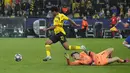 Penyerang Borussia Dortmund, Karim Adeyemi berusaha melawati kiper Chelsea Kepa Arrizabalaga untuk mencetak gol selama pertandingan leg pertama babak 16 besar Liga Champions di Signal Iduna Park, Jeramn, Kamis (16/2/2023). Dortmund menang atas Chelsea dengan skor tipis 1-0. (AP Photo/Martin Meissner)