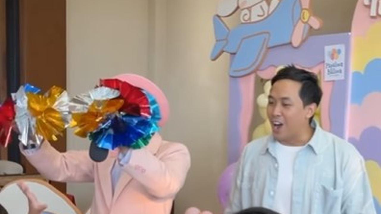 Lihat nih, momen-momen seru dari ulang tahun Ansara. Acara semakin ramai dengan hadirnya tukang sulap yang memukau!