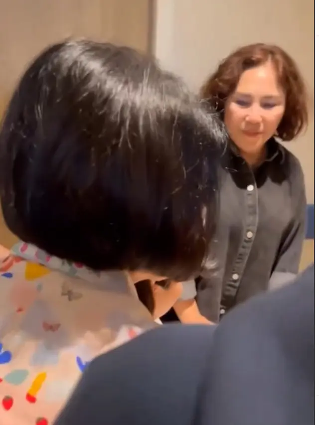 Gaya Kontras Magdalene Jane Baker dan Norwati Damanik yang Temani Jessica Mila Melahirkan Anak Pertama