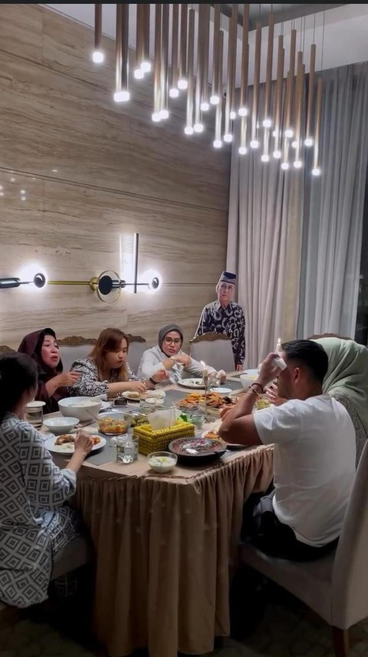 7 Potret Dapur dan Ruang Makan di Rumah Dewi Perssik saat Buka Bersama, Mewah dan Estetik Banget