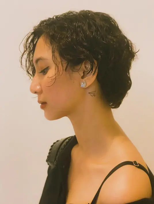 Istri Vidi Aldiano ini tampaknya sudah memotong rambutnya sejak awal Oktober lalu. Kala itu, ia mengunggah potret side profile-nya dengan style pixie cut yang ditata curly. @sheiladaisha.