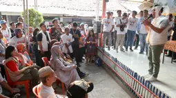 Ridwan Kamil berkampanye sambil mendatangi warga RT 007/RW 01, Pengadegan, Kec. Pancoran. (Liputan6.com/Herman Zakharia)