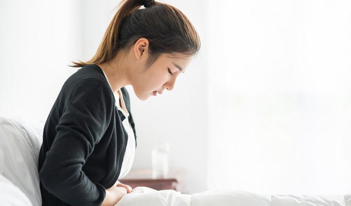Di sisi lain, faktor ekstrinsik melibatkan kondisi di luar tubuh perempuan yang dapat dikendalikan. Ini mencakup jumlah persalinan, berat badan, tekanan pada indra rongga perut, dan mengangkat beban berat dalam waktu yang lama.&nbsp;