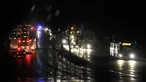 Kendaraan roda empat dan bus melintasi kawasan pusat bisnis kota Adelaide, bagian Australia Selatan, Rabu (28/9). Badai parah dan sambaran petir memutuskan aliran listrik di seluruh wilayah negara bagian Australia Selatan. (AAP/David Mariuz/via REUTERS)