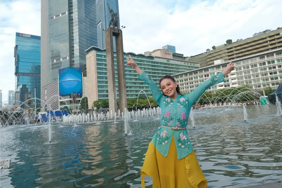 Gaya Rossa Manggung di Bundaran HI, Tampil Fresh dan Youthful dengan Syling Kebaya Encim Modern