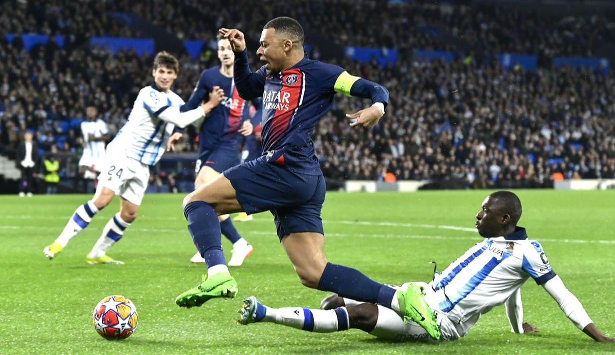 Pemain Real Sociedad, Hamari Traore, berusaha merebut bola dari pemain Paris Saint-Germain, Kylian Mbappe, pada laga leg kedua babak 16 besar Liga Champions 2023/2024 di Stadion Reale Arena, Rabu (6/3/2024). PSG menang dengan skor 2-1. (AP Photo/Alvaro Barrientos)