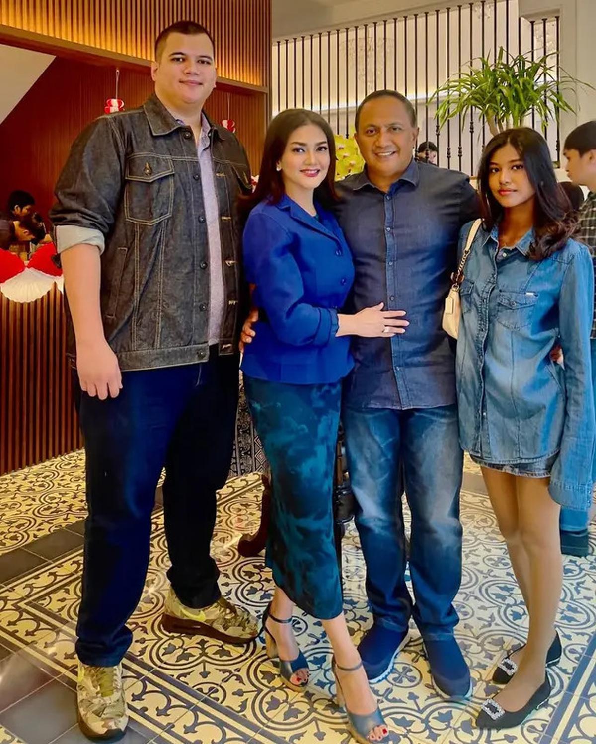 8 Potret Kedekatan Bella Saphira dengan Putra Sambungnya, Momen Pengajian saat Mantu Bikin Haru