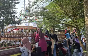 Emak-Emak di Lampung Rela Panjat Tembok Demi Lihat Jokowi