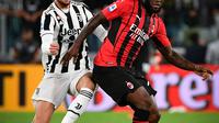 Gelandang Juventus, Adrien Rabiot (kiri) berebut bola dengan gelandang AC Milan, Franck Kessie (kanan) pada pekan ke-4 Liga Italia di Allianz Stadium, Senin (20/9/2021) dini hari WIB. Menghadapi AC Milan, Juventus harus puas dengan hasil 1-1. (Isabella BONOTTO / AFP)