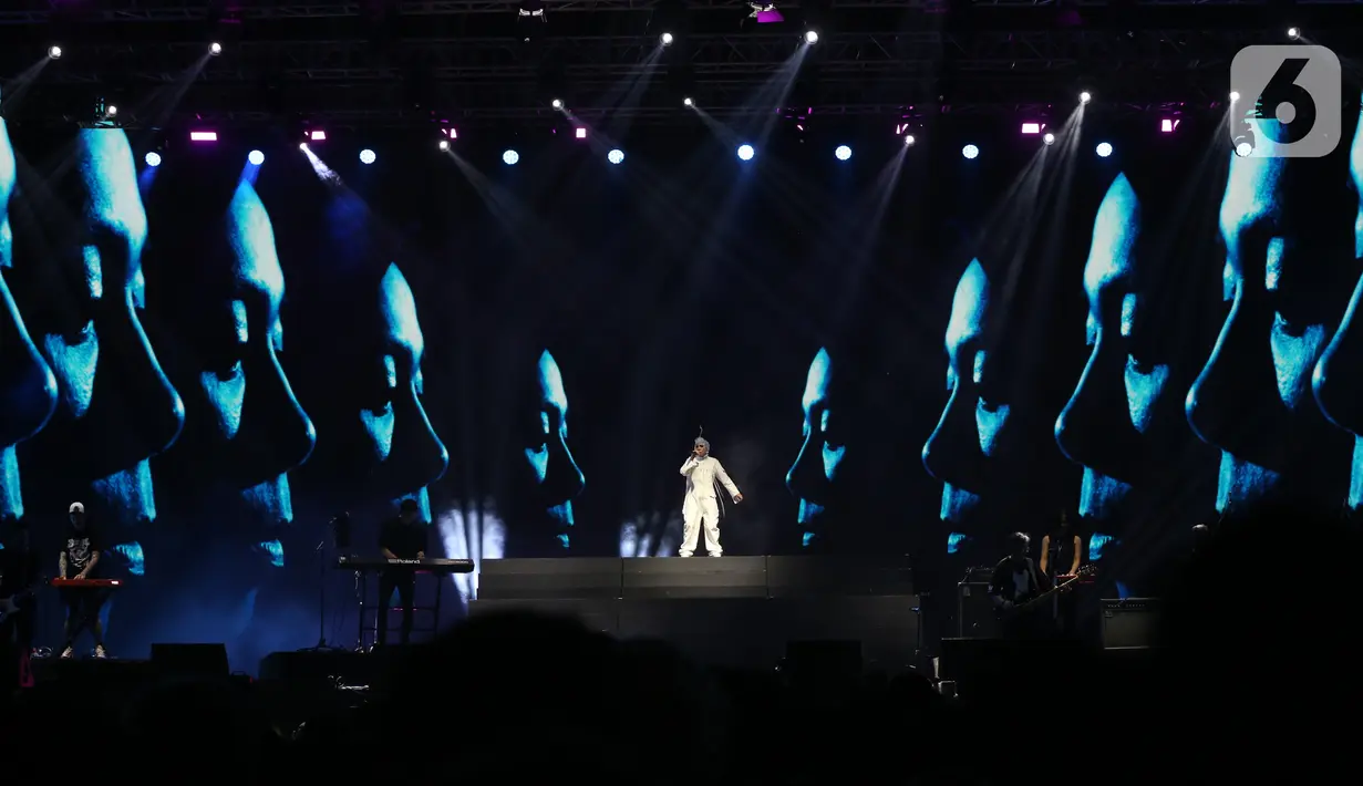 Lagu yang dibawakan oleh Melly Goeslaw tersebut telah membuat para penonton terbawa dalam emosi ingatan masa lalu yang manis. (Liputan6.com/Johan Tallo)