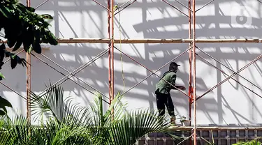 Pekerja menyelesaikan proyek pembangunan indoor multifunction stadium (IMS) Jakarta, Kamis (13/4/2023). (Liputan6.com/Johan Tallo)