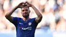 Striker Chelsea, Olivier Giroud berselebrasi usai mencetak gol ke gawang Liverpool pada pertandingan lanjutan Liga Inggris di Stamford Bridge di London (6/5). Chelsea menang tipis atas Liverpool 1-0 berkat gol Giroud. (AFP Photo/Glyn Kirk)