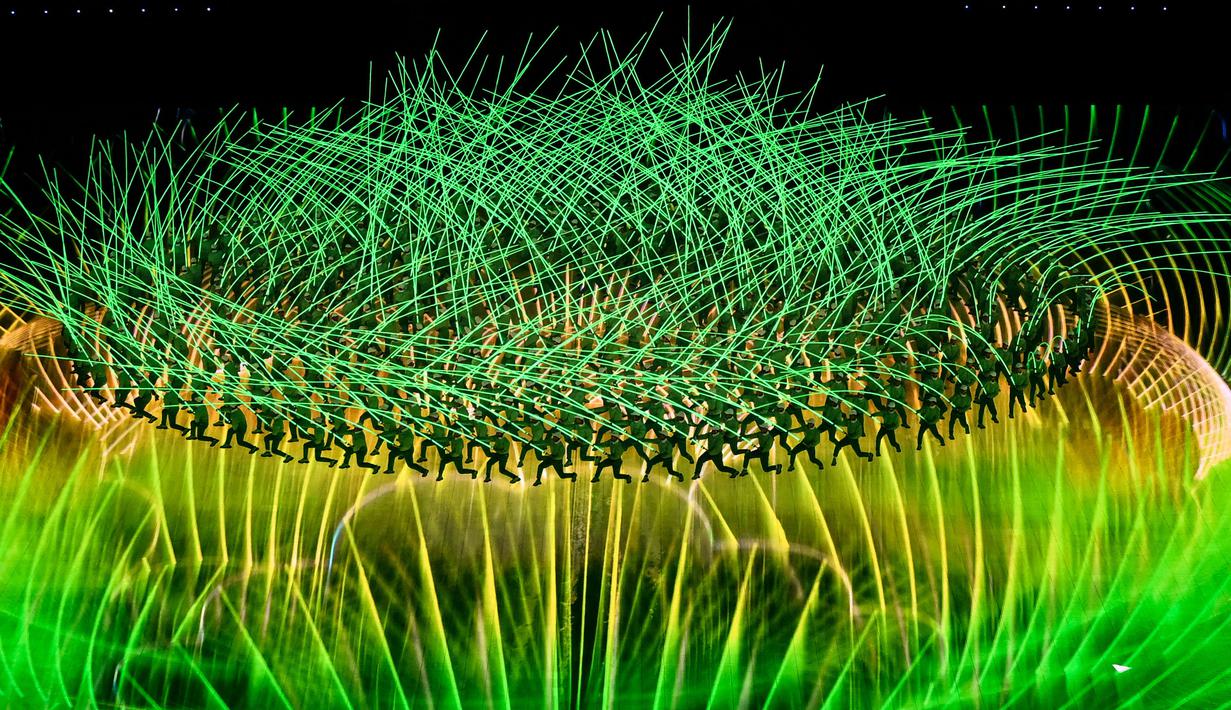 Para penampil ambil bagian dalam upacara pembukaan Olimpiade Musim Dingin Beijing 2022, di Stadion Nasional, yang dikenal sebagai Stadion Bird's Nest, di Beijing, pada 4 Februari 2022.
(AFP/Permata Samad)