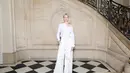 Elizabeth Debicki mengenakan a Dior Spring-Summer 2024 white cotton asymmetrical shirt with white cotton pants.  [Dok/Dior]