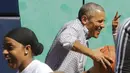 Presiden AS Barack Obama bereaksi saat sebuah bola basket mengenai tubuhnya  di perayaan Paskah Egg Roll di Gedung Putih,  Washington DC, Senin (6/4/2015). (Reuters/ Jonathan Ernst) 