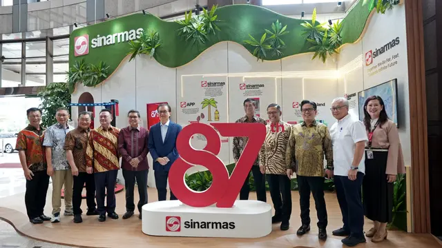 Board Member Sinar Mas, Franky Oesman Widjaja dan Managing Director Sinar Mas Ferry Salman di Booth UMKM Binaan APP Group pada Kegiatan Tjipta UMKM Fair 2025, di Jakarta. (Dok Sinar Mas)