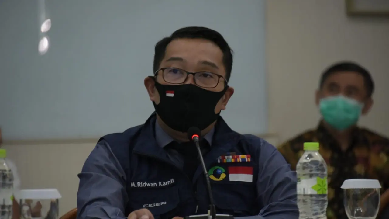 Ketua Gugus Tugas Percepatan Penanggulangan COVID-19 Jabar Ridwan Kamil saat menyambut Menteri PMK RI dan Menteri Kesehatan RI di RSUP Dr. Hasan Sadikin