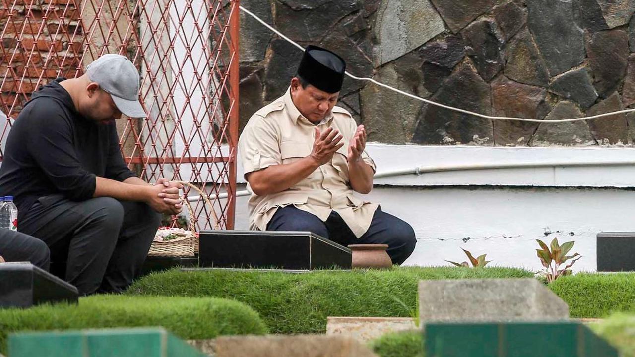 Calon presiden nomor urut 2, Prabowo Subianto melakukan ziarah ke malam sang ayah, Soemitro Djojohadikusumo, di TPU Karet Bivak, Jakarta, Kamis (15/2/2024). Prabowo berziarah ke makam ayahnya seusai memenangkan hasil hitung cepat atau quick count Pilpres 