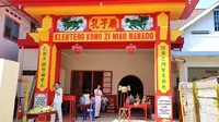 Umat di Klenteng Kong Zi Miao melakukan bersih-bersih jelang Perayaan Imlek tahun 2023.
