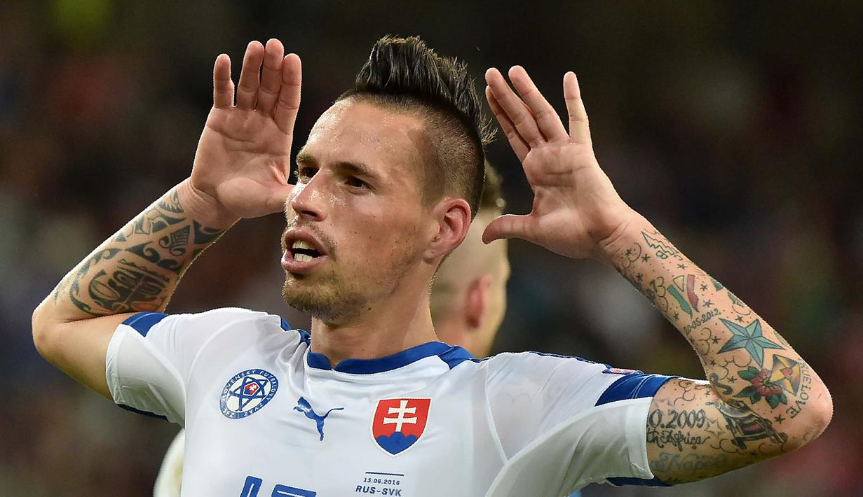 Pemain Slowakia, Marek Hamsik merayakan gol dengan tangan penuh tato pada laga grup B Euro Cup 2016 melawan Rusia di Stadion Pierre-Mauroy, Villeneuve-d'Ascq. (AFP/Philippe Huguen)