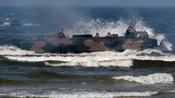 Pasukan marinir AS menaiki tank Amphibious Assault Vehicles saat melakukan operasi pendaratan dalam latihan militer Baltops 2018 di Laut Baltik, Lithuania (4/6). (AP/Mindaugas Kulbis)