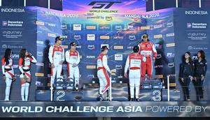 Sean Gelael (paling kanan) dan tim Garage 75 harus puas naik podium ketiga pada Race 1 GT World Challenge Asia (GTWCA) di Sirkuit Pertamina Mandalika hari Sabtu (02/05/2026). (Jagonya Ayam)