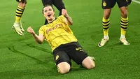 Gelandang Borussia Dortmund #20 Marcel Sabitzer merayakan gol keempat timnya yang dicetak ke gawang Atletico Madrid pada leg kedua perempat final Liga Champions 2023/2024 di Signal Iduna Park, Rabu (17/4/2024) dini hari WIB. (INA FASSBENDER / AFP)