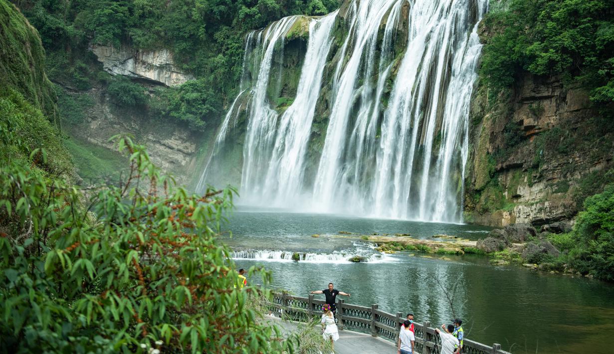 FOTO Pesona Air  Terjun  Terbesar di Negeri Tirai Bambu  