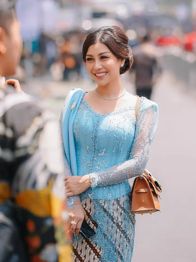 6 Adu Gaya Seleb Kenakan Kebaya Biru saat Dilantik Jadi Anggota DPRD, Terbaru Nisya Ahmad