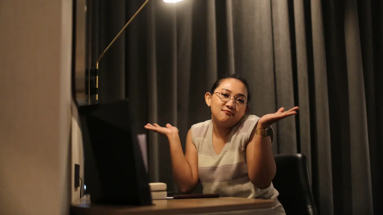 wanita february pandang sebelah mata