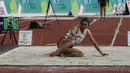 Atlet Indonesia Maria Natalia Londa mendarat di pasir saat final lompat jauh putri atletik 18th Asian Games Invitation Tournament di Stadion Utama Gelora Bung Karno (GBK), Minggu (11/2). Maria mencatatkan lompatan 6,43 meter. (Liputan6.com/Faizal Fanani)
