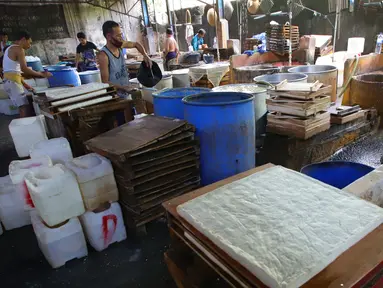 Aktivitas proses pembuatan tahu di Jakarta, Senin (4/1/2021). Setelah melakukan mogok produksi selama 1 hingga 3 Januari 2021 akibat naiknya harga kacang kedelei impor, kini para perajin tahu mulai kembali beroperasi. (Liputan6.com/Angga Yuniar)