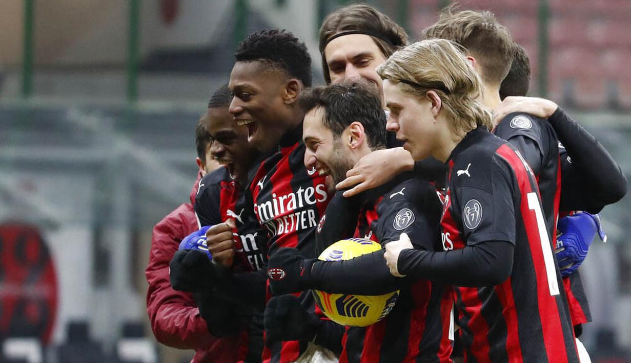 Para pemain AC Milan merayakan kemenangan atas Torino pada laga Coppa Italia di Stadion San Siro, Selasa (12/1/2021). AC Milan menang adu penalti dengan skor 5-4. (AP/Antonio Calanni)