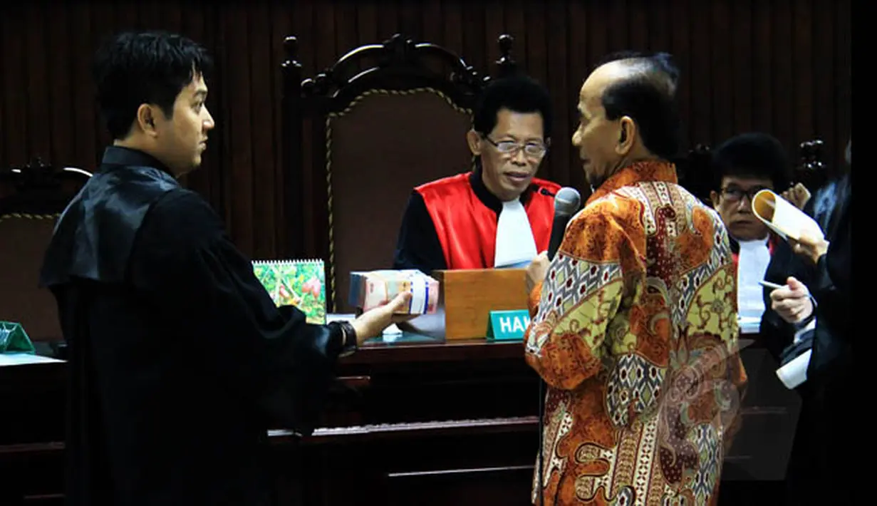 Gubernur Riau nonaktif Annas Maamun bersaksi di Pengadilan Tipikor, Jakarta, Senin (19/1/2015). Beberapa barang bukti ditunjukkan JPU dihadapan Hakim Pengadilan Tipikor, Jakarta. (Liputan6.com/Faisal R Syam)