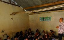 FOTO: Potret Miris Murid SDN Cidokom 02 di Rumpin Bogor Belajar di Ruangan Musola yang Sempit