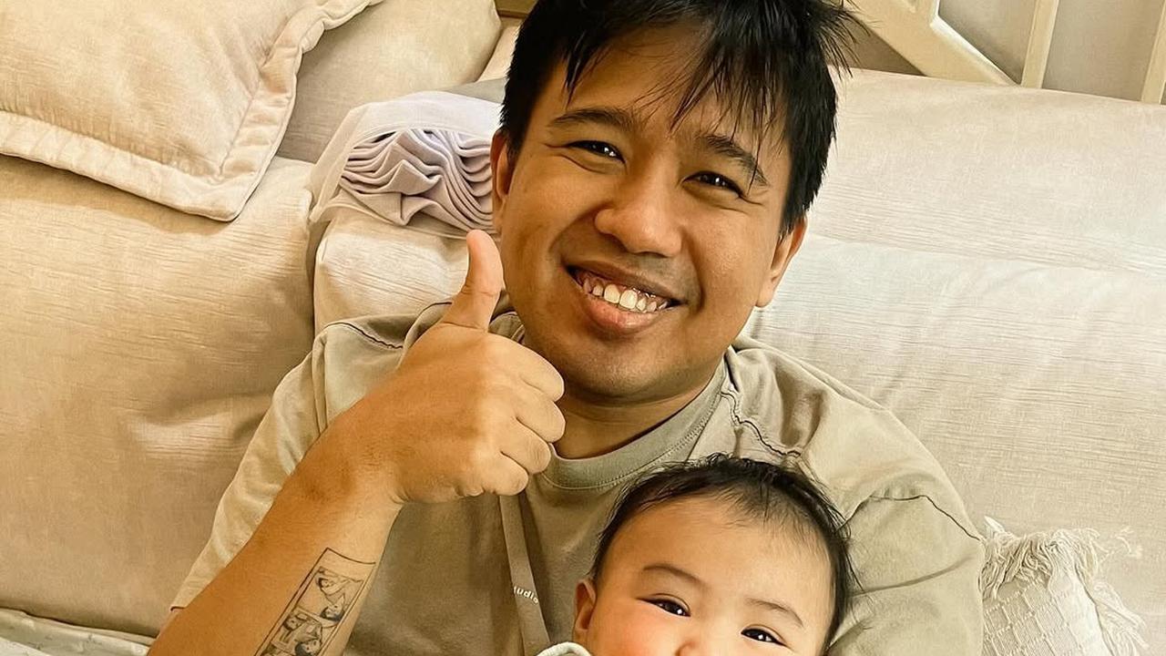 Joshua Suherman Momong Baby Elio, Endingnya Ikut Tidur Bersama Anak