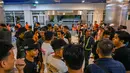 Keluarga korban berkumpul di posko informasi, Gapura Surya Nusantara, Pelabuhan Tanjung Perak, Surabaya, Jawa Timur, Minggu (2/8/2026). (AFP/ Juni Kriswanto)
