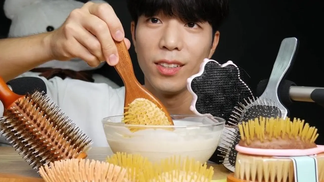 youtuber makan sisir
