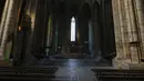<p>Empat ruang bawah tanah dibangun di ujung granit pulau itu dengan gereja di atasnya. Pameran itu menjelaskan bagaimana struktur aslinya, yang dibangun pada tahun 966, menjadi terlalu kecil bagi para peziarah, sehingga mendorong pembangunan biara abad ke-11 yang masih berdiri hingga kini. (Ludovic MARIN/POOL/AFP)</p>