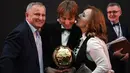 Gelandang Real Madrid, Luka Modric berpose bersama orangtuanya setelah memenangkan penghargaan Ballon d'Or 2018 pada malam penganugerahan di Paris, Senin (3/12). Modric menjadi pemain pertama Kroasia yang meraih gelar prestisius ini. (FRANCK FIFE/AFP)